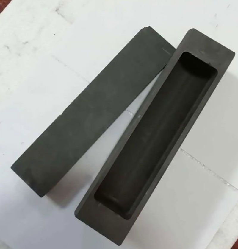 石墨轉(zhuǎn)子是壓縮機、電動機等設(shè)備的關(guān)鍵部件，對于許多工業(yè)領(lǐng)域具有重要意義。本文將詳細介紹石墨轉(zhuǎn)子的結(jié)構(gòu)、工作原理、優(yōu)勢以及應(yīng)用前景，以幫助讀者更好地了解這一重要的機械部件。  石墨轉(zhuǎn)子的結(jié)構(gòu) 石墨轉(zhuǎn)子顧名思義，主要由石墨制成。它的結(jié)構(gòu)通常包括直徑、長度和葉片數(shù)等幾個主要參數(shù)。石墨轉(zhuǎn)子的直徑通常在幾十毫米到幾百毫米之間，長度則根據(jù)實際需要而定，葉片數(shù)則根據(jù)轉(zhuǎn)子的具體應(yīng)用進行調(diào)整。  石墨轉(zhuǎn)子的工作原理 石墨轉(zhuǎn)子在壓縮機、電動機等設(shè)備中主要起到能量轉(zhuǎn)換的作用。在壓縮機中，石墨轉(zhuǎn)子通過旋轉(zhuǎn)，將電能轉(zhuǎn)化為機械能，使氣體壓縮機的氣體壓縮和輸送效率更高。在電動機中，石墨轉(zhuǎn)子則將電能轉(zhuǎn)化為機械能，使電動機的運轉(zhuǎn)更加平穩(wěn)。  石墨轉(zhuǎn)子的優(yōu)勢 石墨轉(zhuǎn)子的優(yōu)勢主要體現(xiàn)在以下幾個方面： 耐高溫：由于石墨具有很好的耐高溫性能，因此石墨轉(zhuǎn)子可以在高溫環(huán)境下穩(wěn)定工作，使得壓縮機、電動機等設(shè)備在高溫環(huán)境中仍能保持良好的性能。 耐腐蝕：石墨對大多數(shù)化學(xué)腐蝕劑都具有很好的抵抗能力，因此石墨轉(zhuǎn)子在腐蝕性環(huán)境中也能保持良好的性能。 轉(zhuǎn)動平穩(wěn)：石墨轉(zhuǎn)子的轉(zhuǎn)動平穩(wěn)性較高，可以降低機械設(shè)備的噪音和振動，提高設(shè)備的可靠性和使用壽命。  石墨轉(zhuǎn)子的應(yīng)用前景 隨著科技的不斷發(fā)展，石墨轉(zhuǎn)子的應(yīng)用前景也越來越廣闊。在環(huán)保領(lǐng)域，石墨轉(zhuǎn)子可以用于高效能量回收系統(tǒng)，提高能源利用效率，降低能源浪費。在能源領(lǐng)域，石墨轉(zhuǎn)子可以用于制造高效、可靠的電動馬達，提高能源轉(zhuǎn)換效率，為可再生能源的發(fā)展提供支持。 此外，隨著3D打印技術(shù)的不斷發(fā)展，石墨轉(zhuǎn)子的制造也迎來了新的機遇。通過3D打印技術(shù)，可以制造出更復(fù)雜、更精細的石墨轉(zhuǎn)子，提高其能量轉(zhuǎn)換效率和可靠性。  結(jié)論 石墨轉(zhuǎn)子作為壓縮機、電動機等設(shè)備的關(guān)鍵部件，具有不可替代的重要作用。其耐高溫、耐腐蝕、轉(zhuǎn)動平穩(wěn)等優(yōu)勢使得石墨轉(zhuǎn)子在許多領(lǐng)域具有廣泛的應(yīng)用前景。隨著科技的不斷發(fā)展，石墨轉(zhuǎn)子的制造和設(shè)計將迎來更多的創(chuàng)新和發(fā)展機遇。未來，石墨轉(zhuǎn)子將在更多領(lǐng)域發(fā)揮重要作用，為人類的生產(chǎn)和生活提供更多便利和價值。